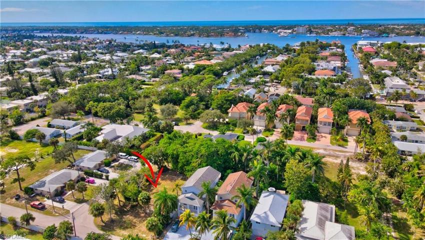 Lot and proximity to Naples Bay and Naples beach