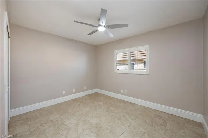 Secondary bedroom with baseboards and a ceiling fan