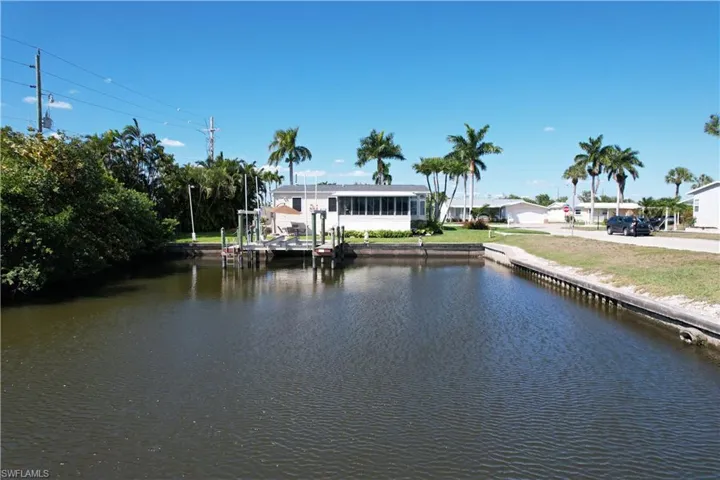 Wide intersecting canal ideal for larger vessels with direct Gulf access