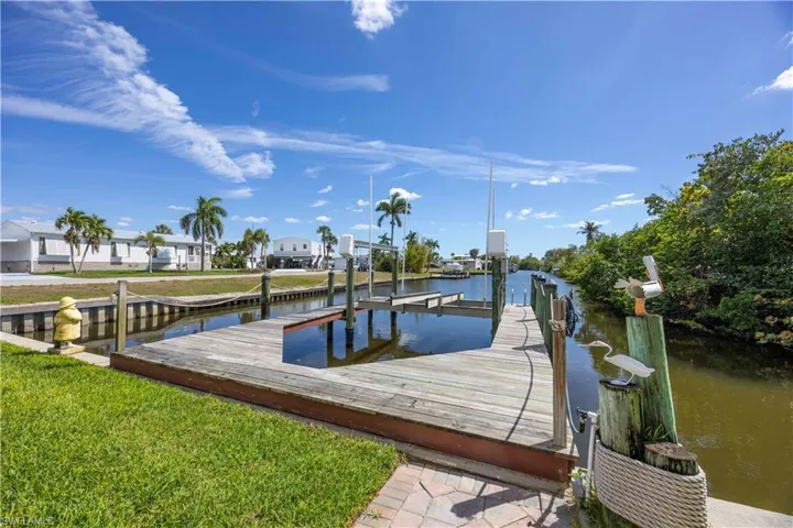 Direct Gulf access with 16,000 lb boat lift