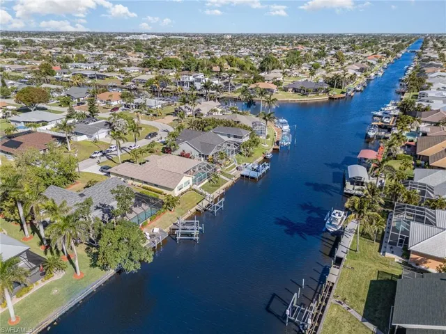 Take a left from your dock for a local boater's lunch spot