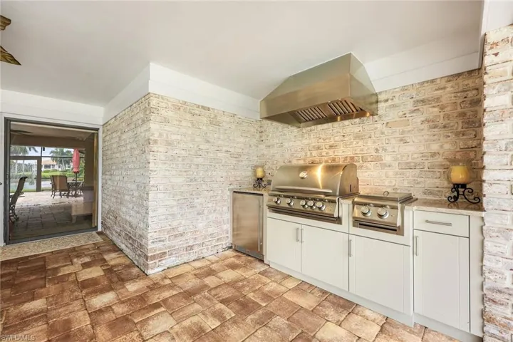 Built-in grill w/hood, 2 extra burners & refrigerator