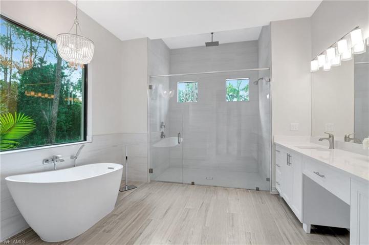 Primary Bathroom w Soaking  tub, Rain Shower