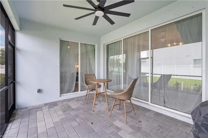 Sunroom / solarium with ceiling fan