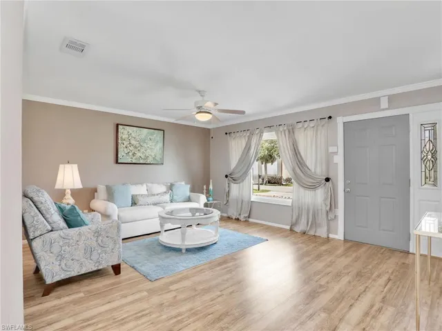 Living area with ceiling fan,