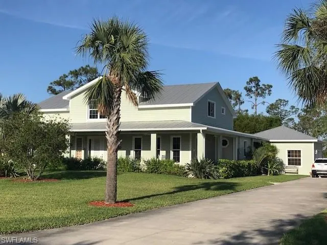 Farmhouse featuring a front yard