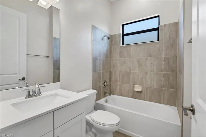 Bathroom with vanity and washtub / shower combination