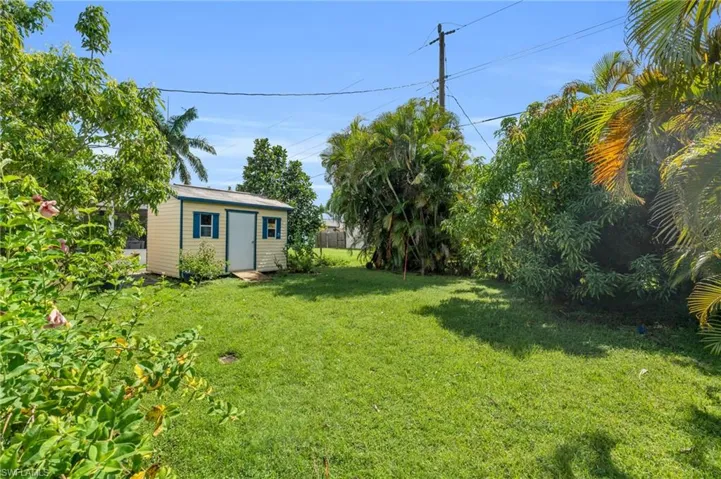 View of yard featuring a shed