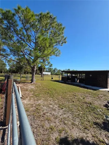 View of yard featuring an outbuilding