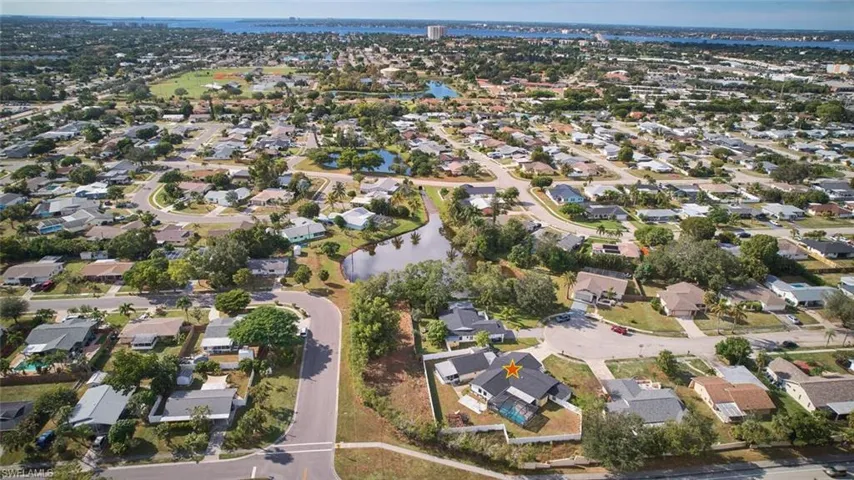 Great aerial view showing the proximinity to Downtown Fort Myers and Cape Coral.  Close to hospitals, schools and shopping!