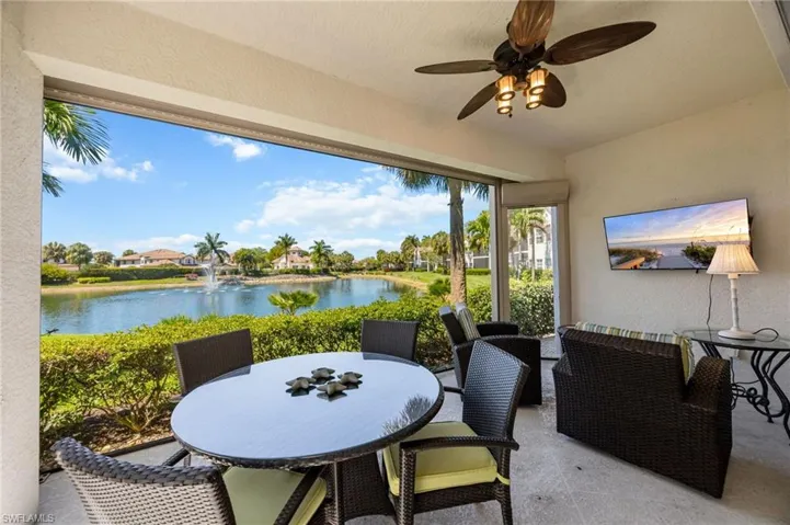 Outdoor dining with lakeviews/Sunsets