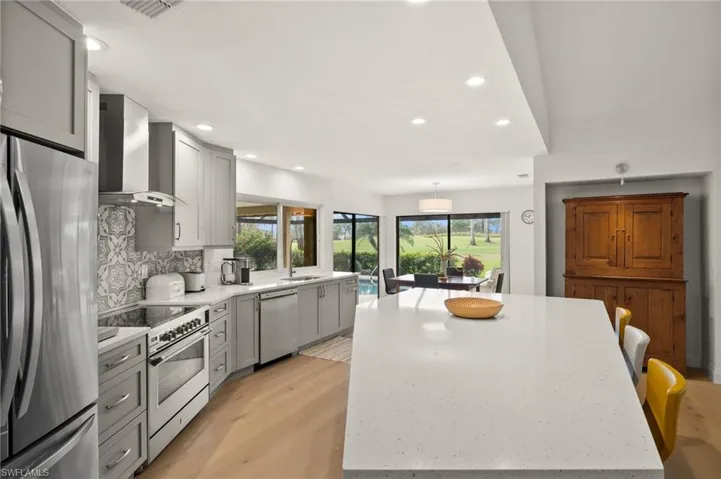 Large center island & breakfast bar.