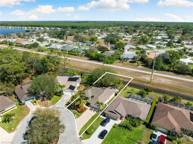 Birds eye view of property featuring a residential view