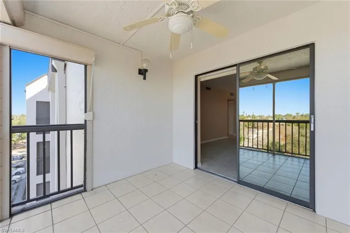 Unfurnished sunroom featuring a ceiling fan