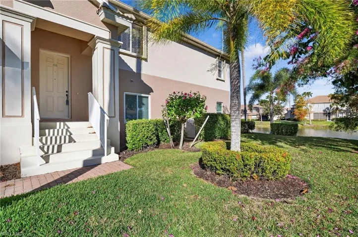 End unit with side yard