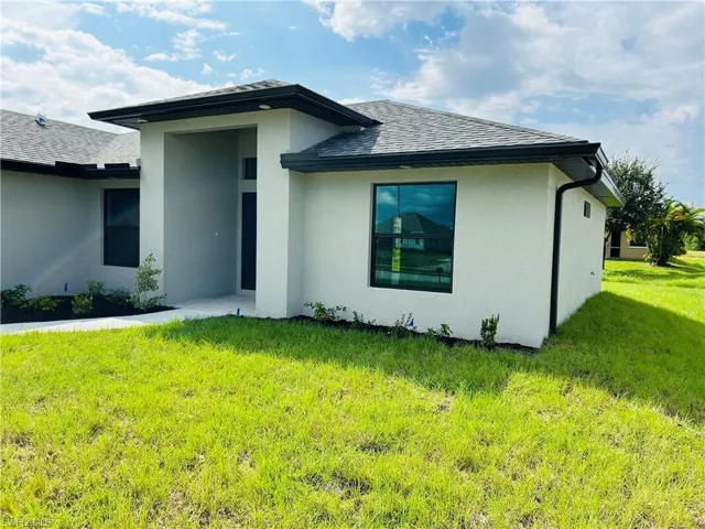 View of front of house featuring a front yard