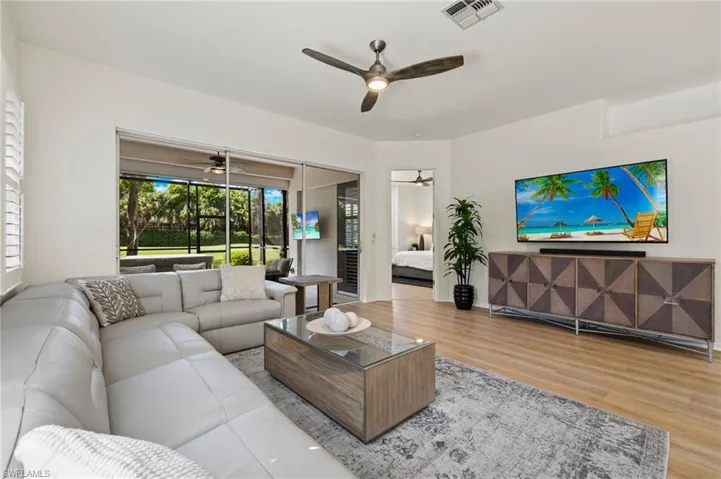 Open living room / kitchen floor plan