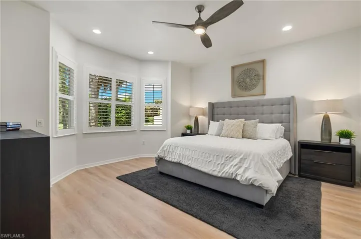 Spacious owners suite w/ walk-in closet