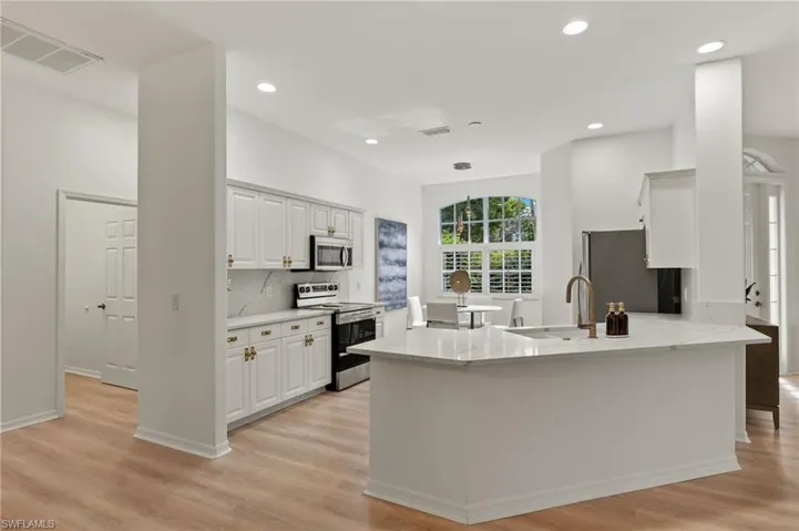 Open living room / kitchen floor plan