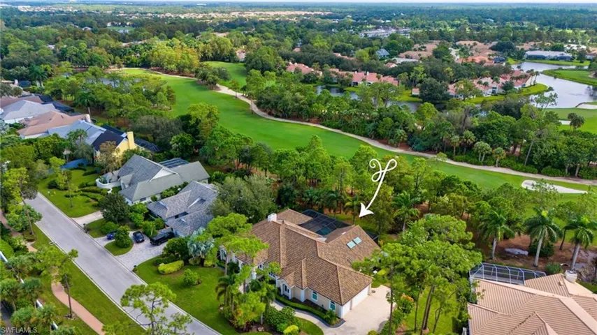 Birds eye view of property featuring a golf view