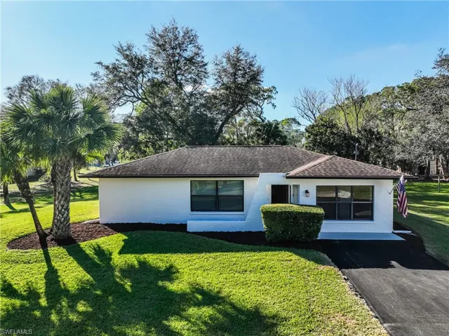 Ranch-style house with a front yard