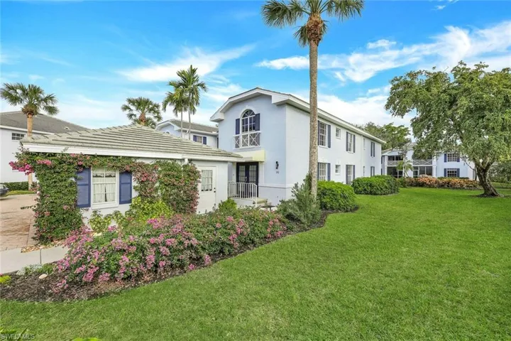 View of front facade featuring a front yard