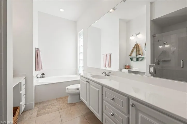 28100 Cetation Way Bonita Springs FL - Owners bath with soaking tub