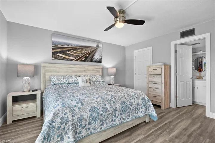 Walk in closet + additional horizontal closet