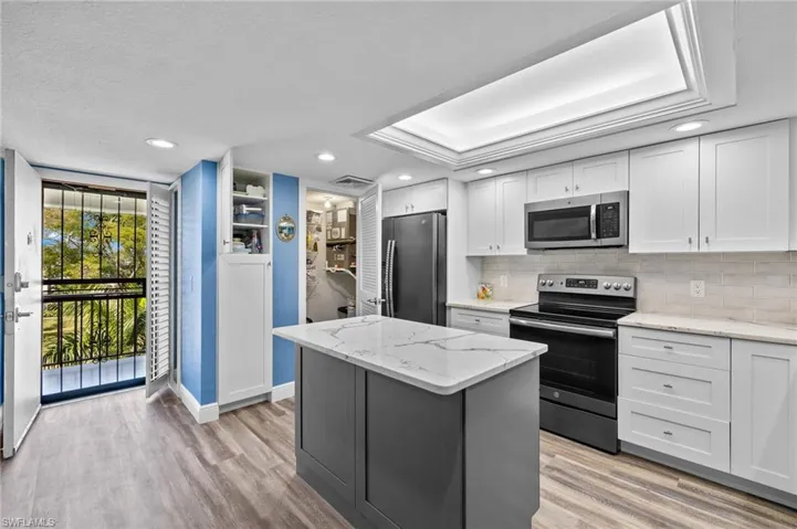 Tons of prep space, pot drawers, soft close cabinets