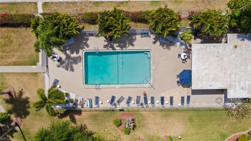Sauna, outdoor shower, baths & grills at pool