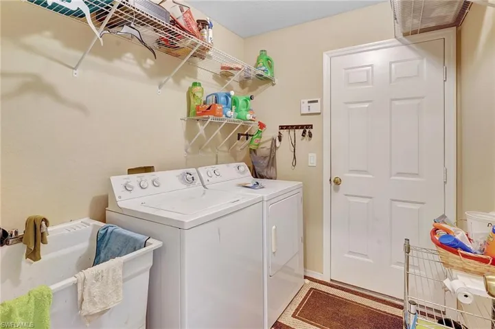 Large laundry room w/ sink