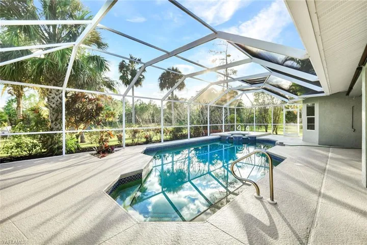 3332  White  BLVD, Naples, FL 34117