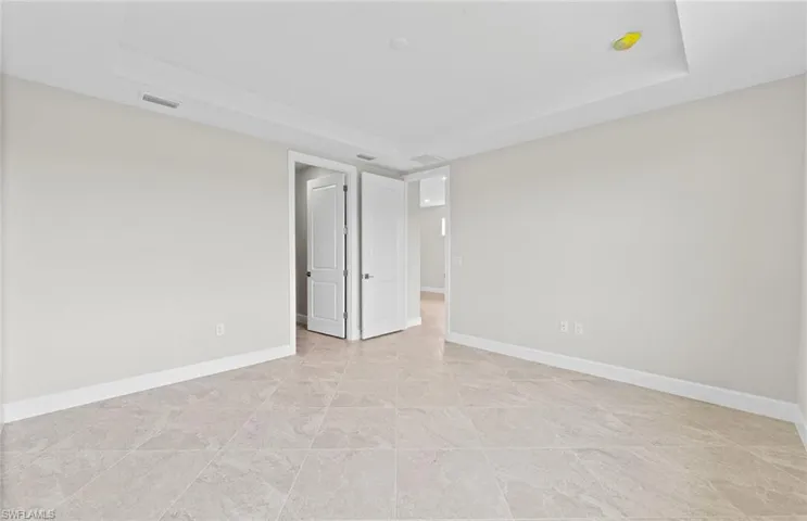 Empty room with a tray ceiling