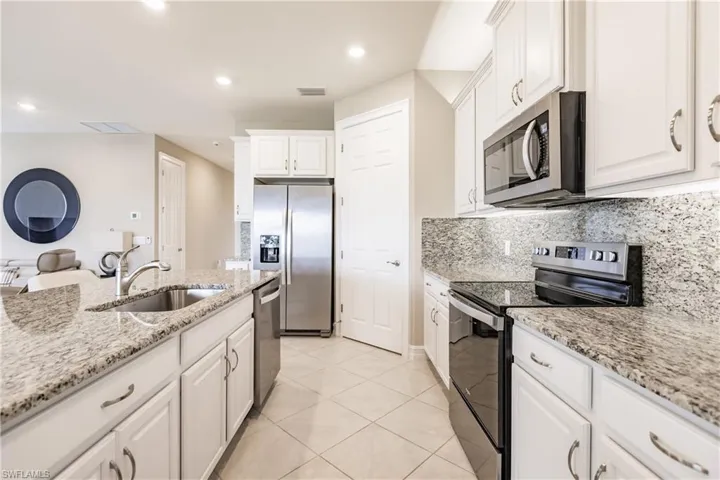 3341 Acapulco CIR, CAPE CORAL FL 33909