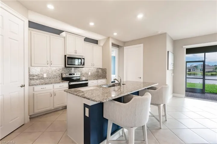 3341 Acapulco CIR, CAPE CORAL FL 33909