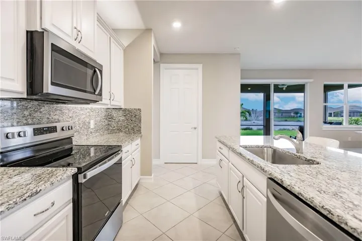 3341 Acapulco CIR, CAPE CORAL FL 33909