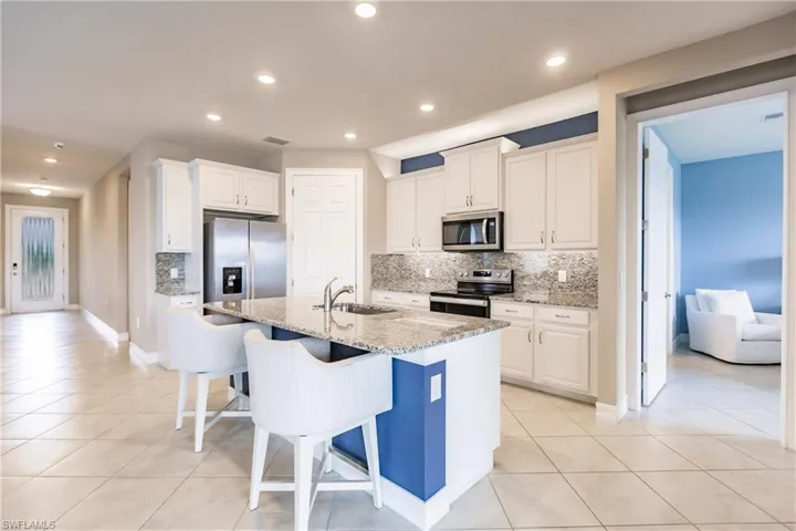 3341 Acapulco CIR, CAPE CORAL FL 33909
