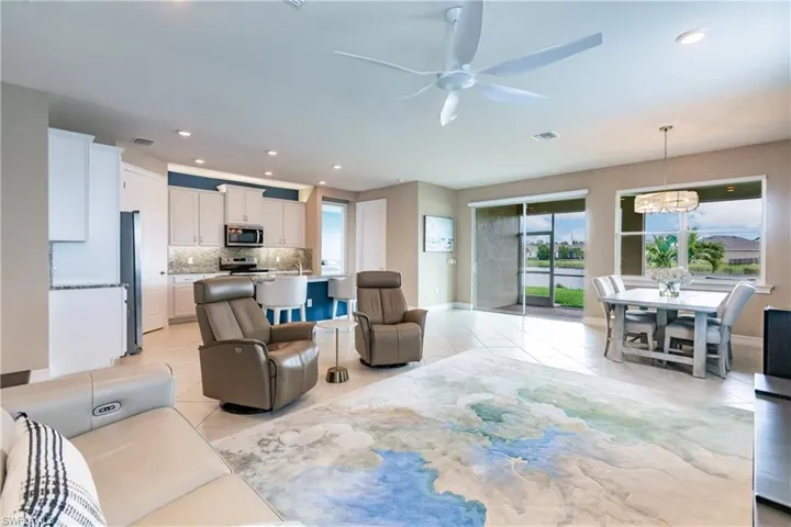 3341 Acapulco CIR, CAPE CORAL FL 33909