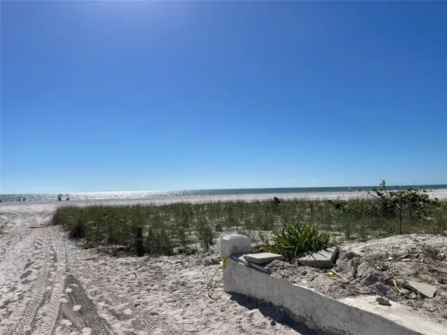 81 Mango St, Fort Myers Beach, Florida 33931