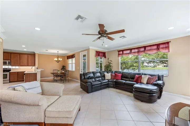 OVERSIZED FAMILY ROOM