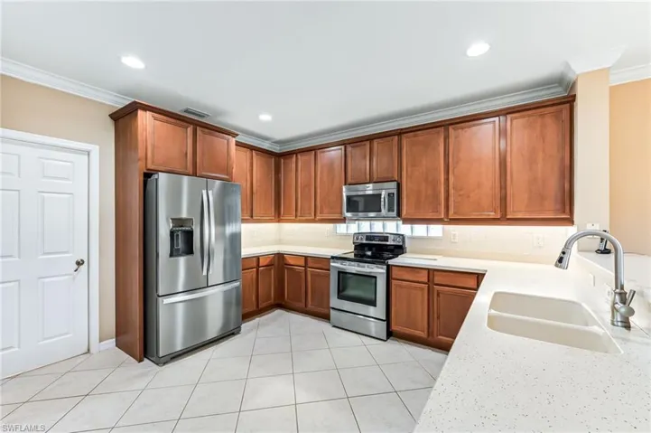 LARGE KITCHEN