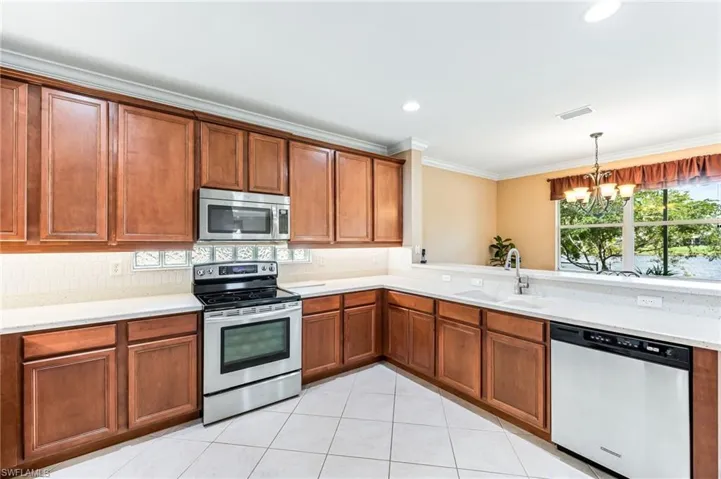 LARGE KITCHEN