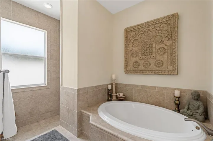 636  102nd N AVE, Naples, FL 34108