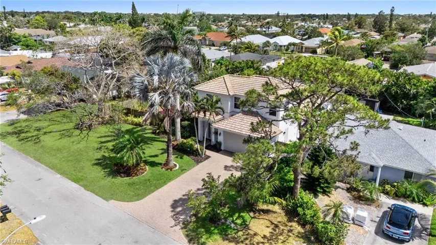636  102nd N AVE, Naples, FL 34108