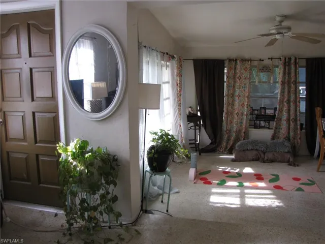 Entryway featuring ceiling fan
