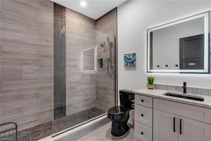 GUEST ROOM BATHROOM