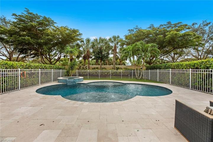 2 Sun shelfs in pool