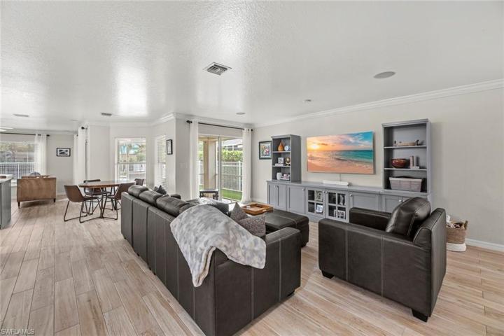 Living room w/direct lanai access