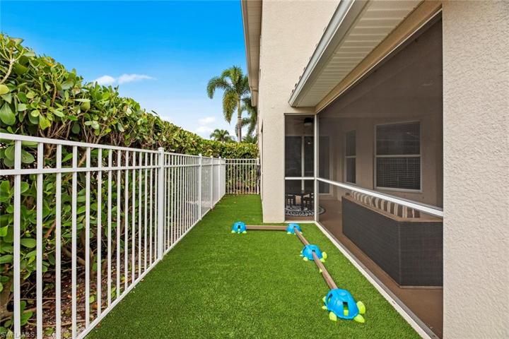 Area to the side of screened lanai
