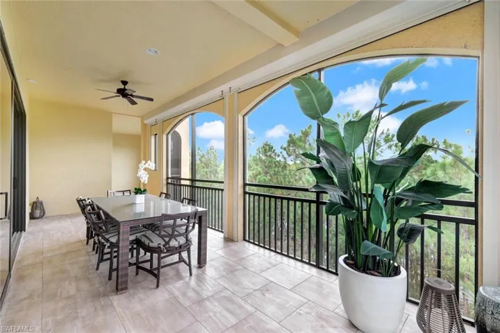 Sunroom / solarium with ceiling fan